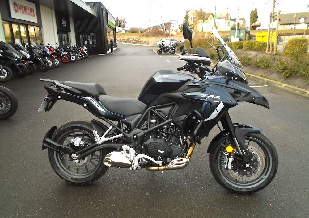 Rodez Benelli 400 Imperiale motorcycle rental 14778