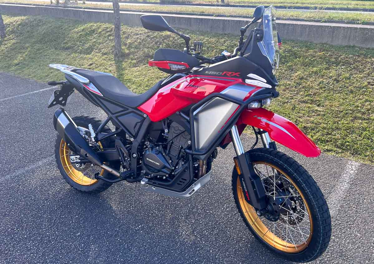 Location moto Mayenne Guzzi V9 2