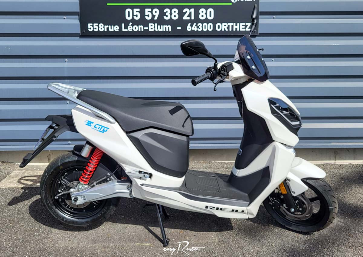 Saint-Lô Kawasaki Z650 A2 motorcycle rental 14194