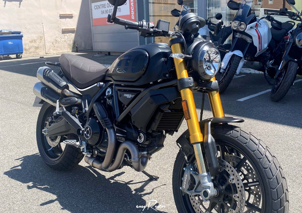 Location moto Laval Ducati 400 Scrambler 1