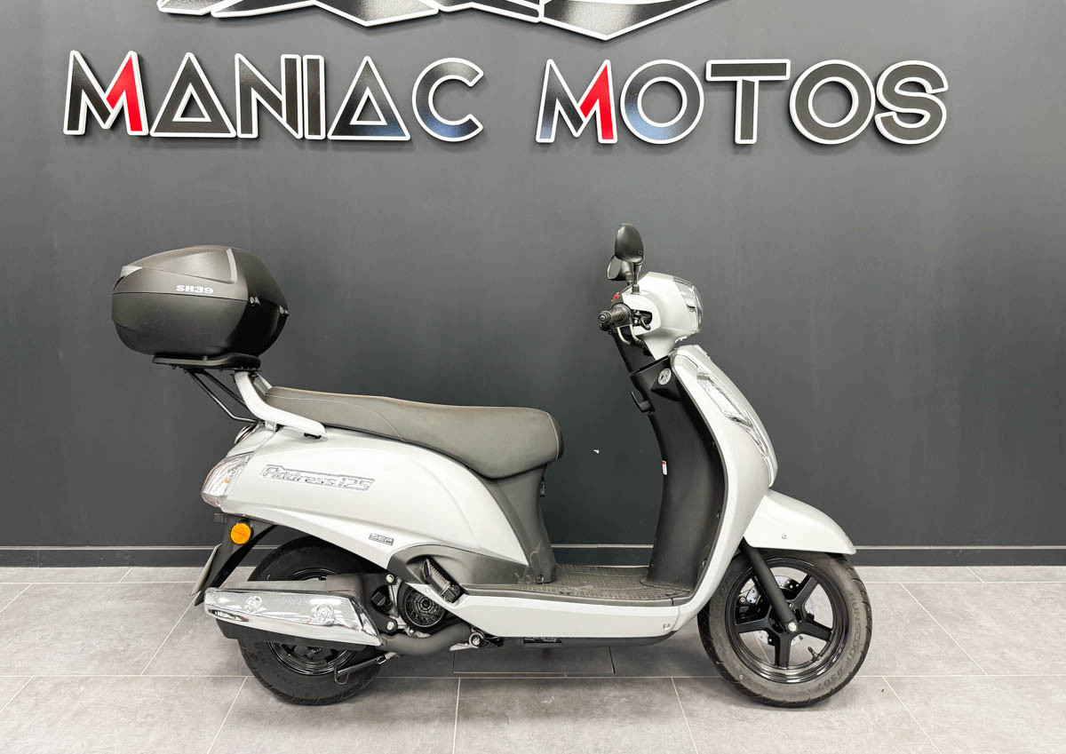 Niort Honda PCX 125 noir scooter rental 15778