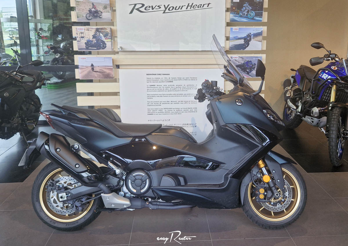 Nancy Guzzi V7 Stone motorcycle rental 14939