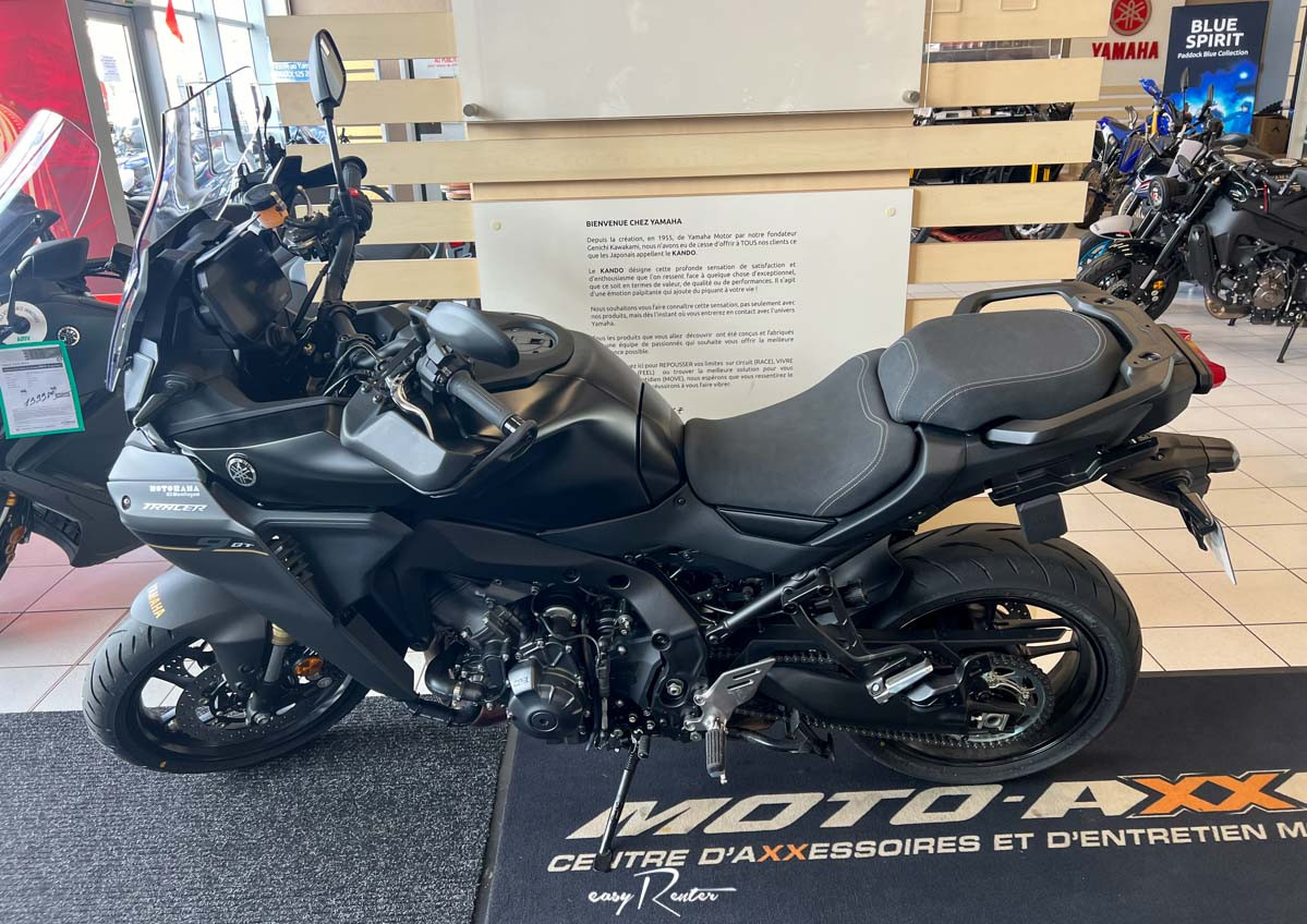 Nancy Guzzi V7 Stone motorcycle rental 14939