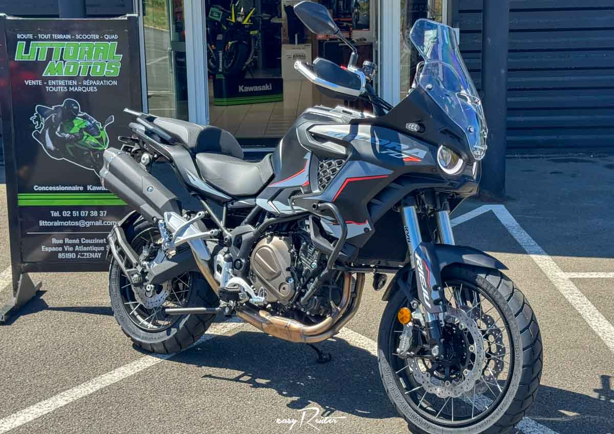 Aizenay Kawasaki Versys 650 A2 motorcycle rental 13226