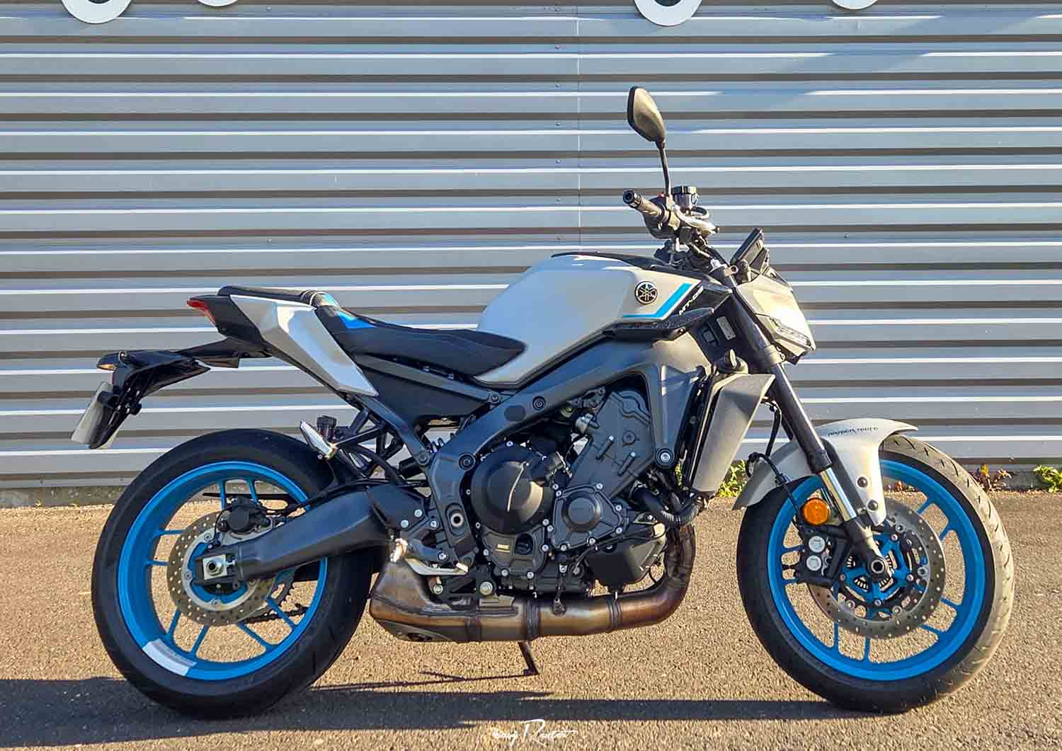 Nancy Guzzi V7 Stone motorcycle rental 14939