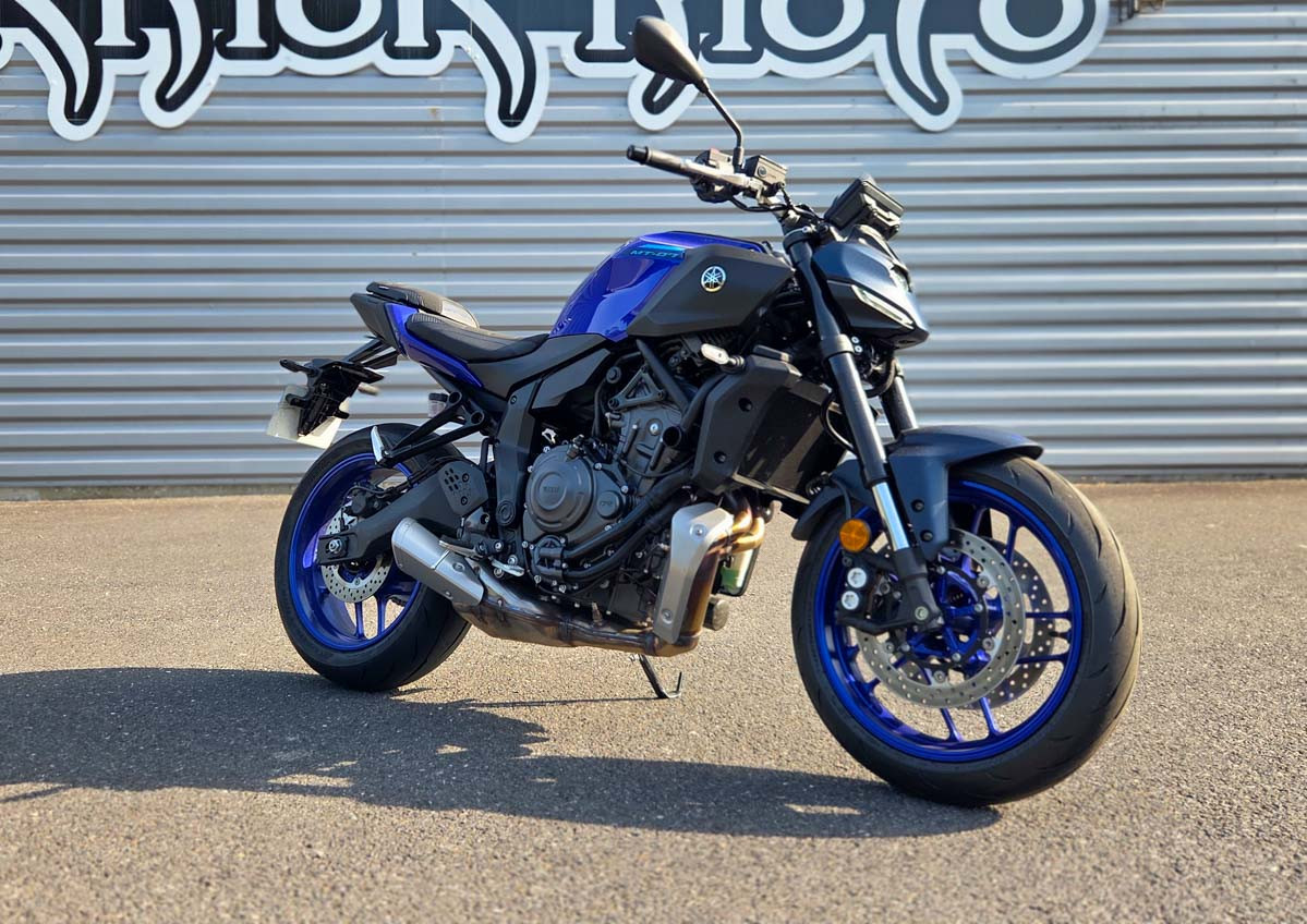 Nancy Guzzi V7 Stone motorcycle rental 14939