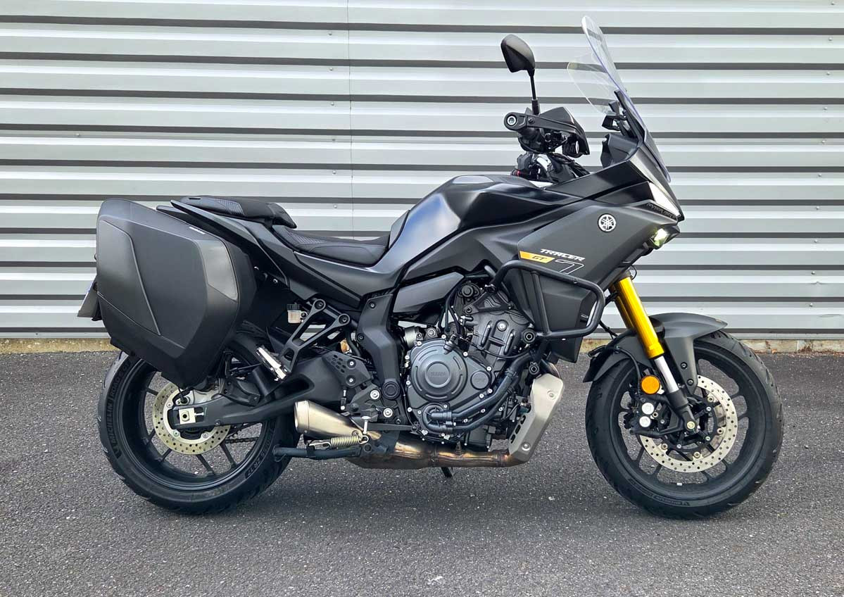 Nancy Guzzi V7 Stone motorcycle rental 14939