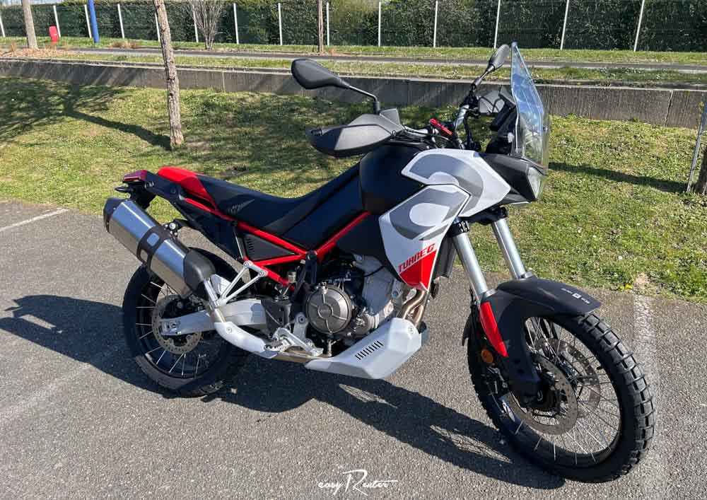 Location moto Mayenne Guzzi V9 2