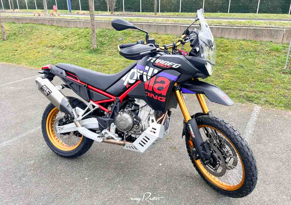 Location moto Mayenne Guzzi V9 2