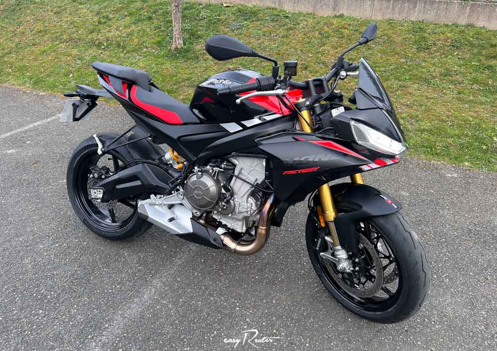 Location moto Mayenne Guzzi V9 2
