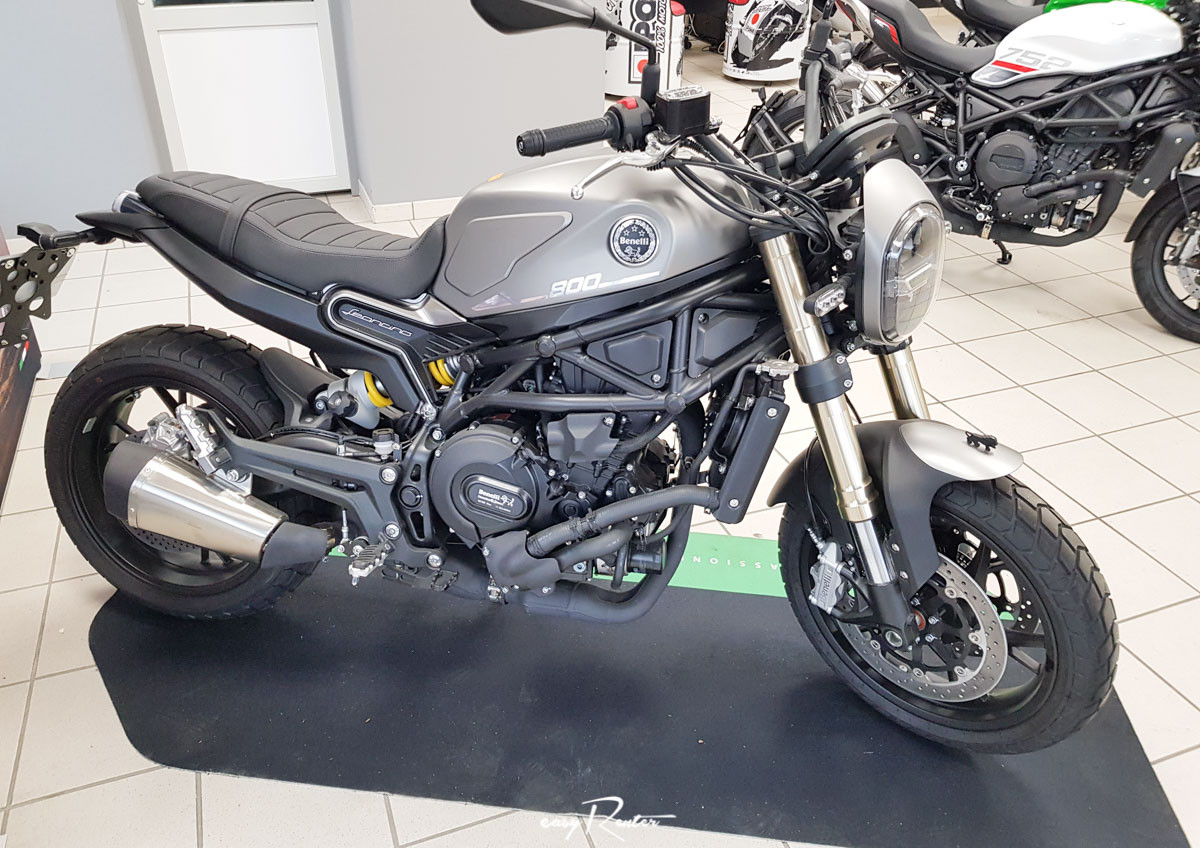 Location moto Guzzi V7 en Provence 1