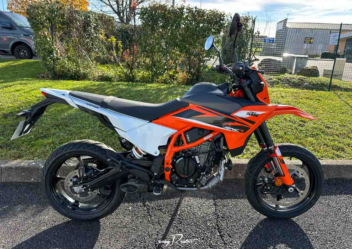 Angers KTM 890 Duke L motorcycle rental 15589