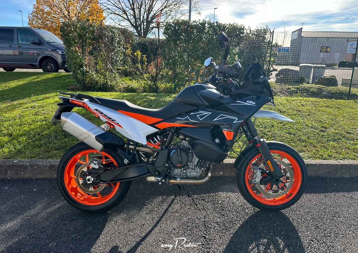 Angers KTM 890 Duke L motorcycle rental 15589