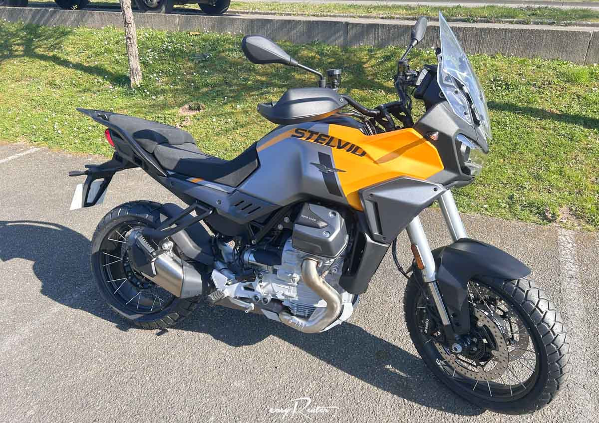 Location moto Mayenne Guzzi V9 2