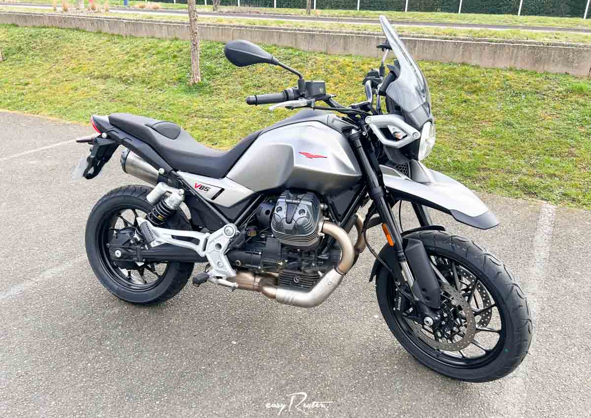 Location moto Mayenne Guzzi V9 2