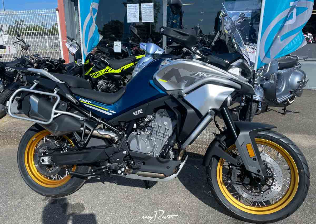 Location moto Laval Ducati 400 Scrambler 1