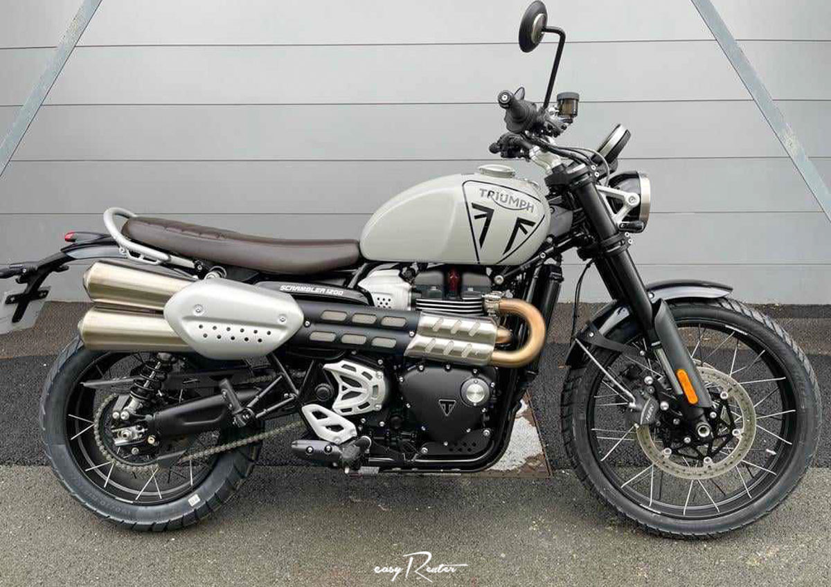 Bordeaux Triumph Street Twin 900 A2 motorcycle rental 13768
