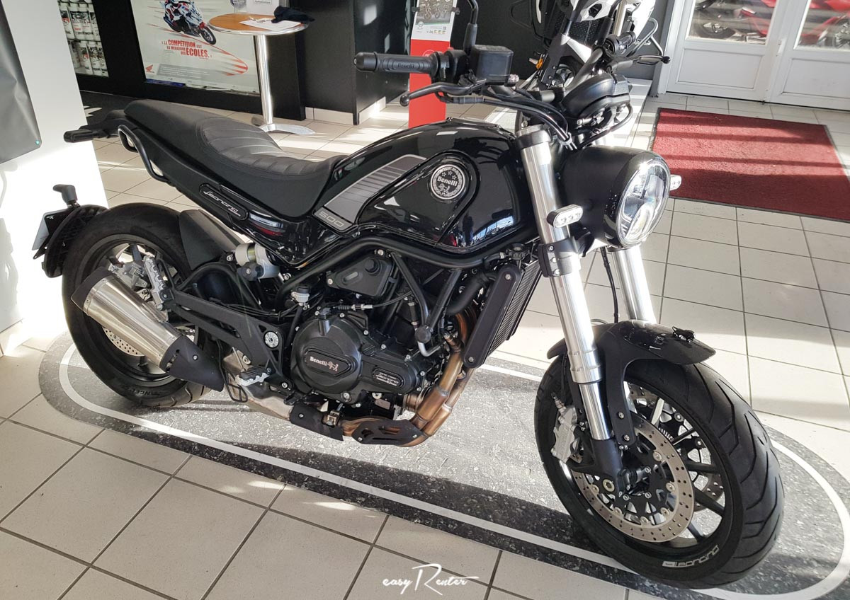 Location moto Guzzi V7 en Provence 1