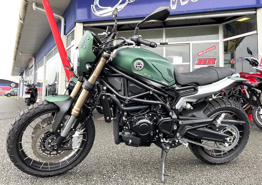 Location moto Laval Ducati 400 Scrambler 1