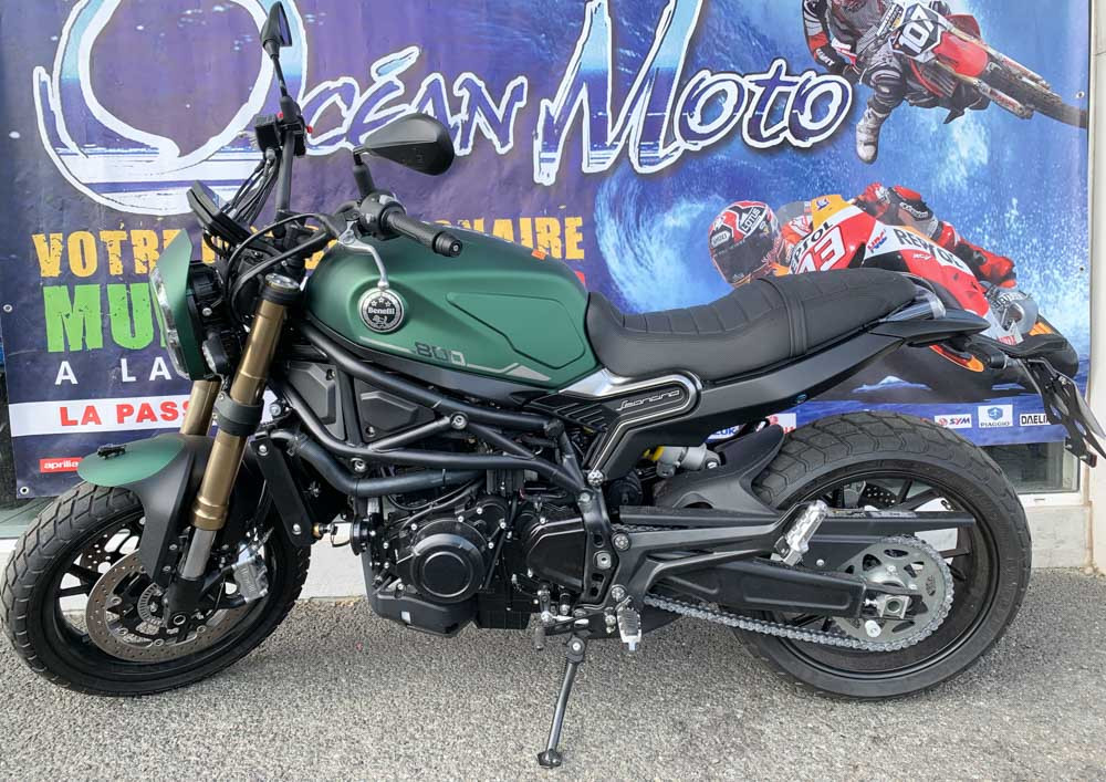 Location moto Laval Ducati 400 Scrambler 1