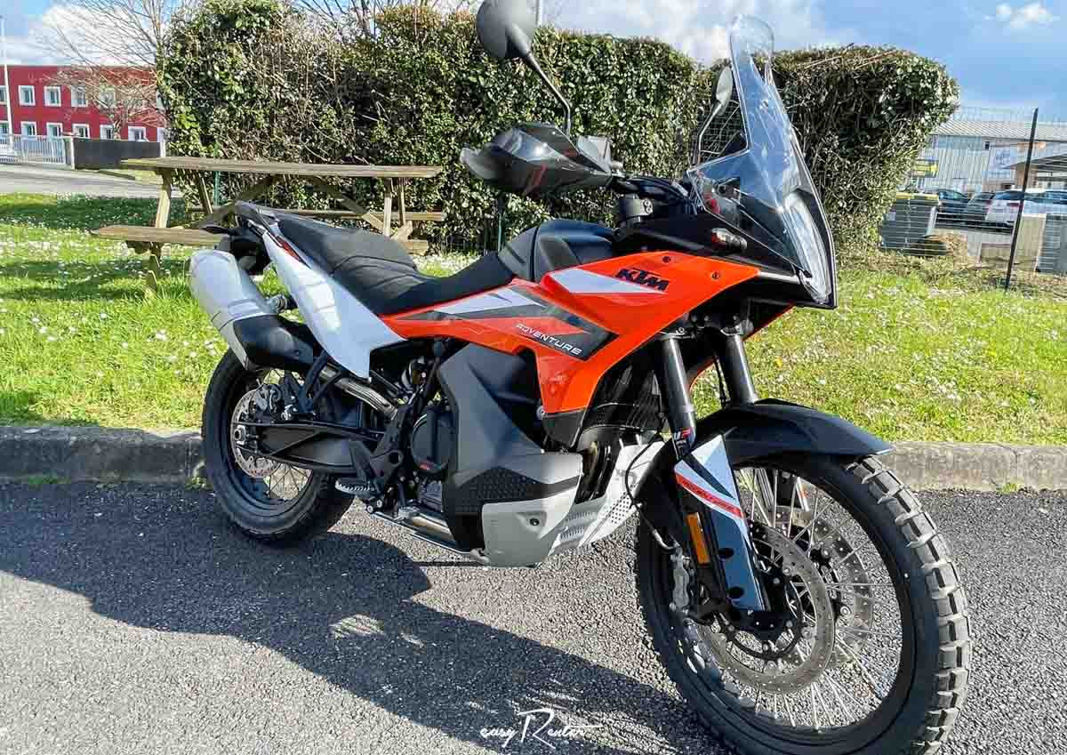 Location moto Laval Ducati 400 Scrambler 1