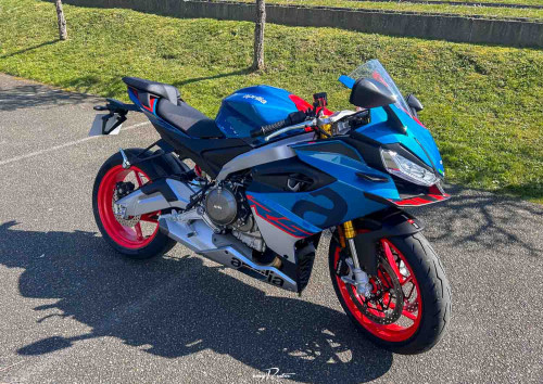 Location moto Mayenne Guzzi V9 2