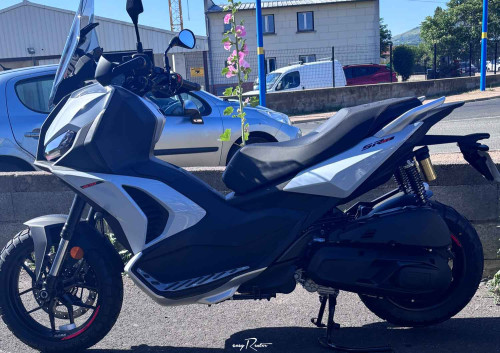 Nancy Guzzi V7 Stone motorcycle rental 14939