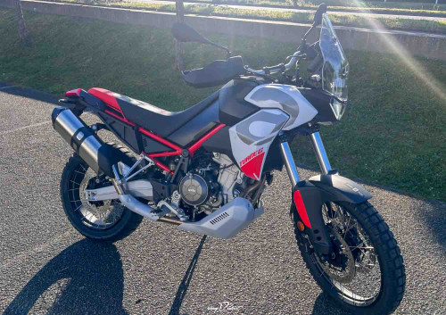 Location moto Mayenne Guzzi V9 2