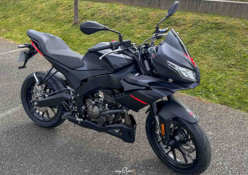 Location moto Mayenne Guzzi V9 2
