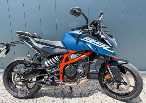 Location moto Laval Ducati 400 Scrambler 1