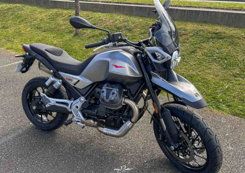 Location moto Mayenne Guzzi V9 2