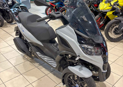 Nancy Guzzi V7 Stone motorcycle rental 14939