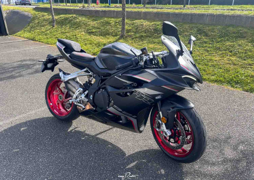 Location moto Mayenne Guzzi V9 2