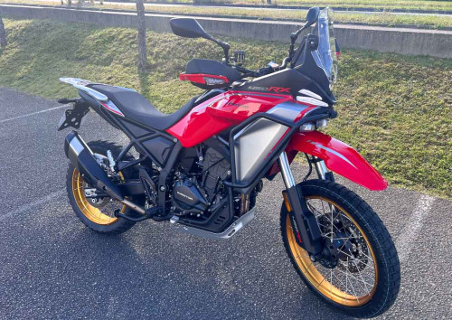 Location moto Mayenne Guzzi V9 2