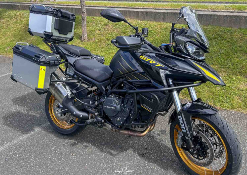 Location moto Mayenne Guzzi V9 2