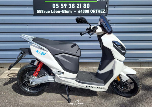 Saint-Lô Kawasaki Z650 A2 motorcycle rental 14194