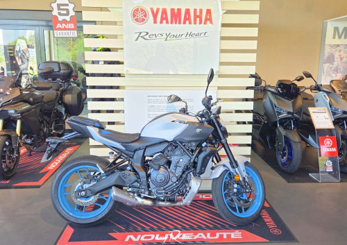 Nancy Guzzi V7 Stone motorcycle rental 14939