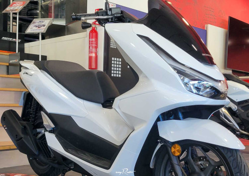 Le Mans Silence S01 scooter rental 18789