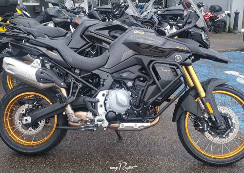 Nancy Guzzi V7 Stone motorcycle rental 14939