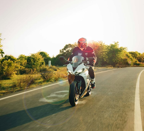 Motard sur sa moto profitant du soleil d'été.